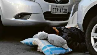  ??  ?? Na rua Barão de Piracicaba, também no centro, usuário de crack dorme entre dois carros