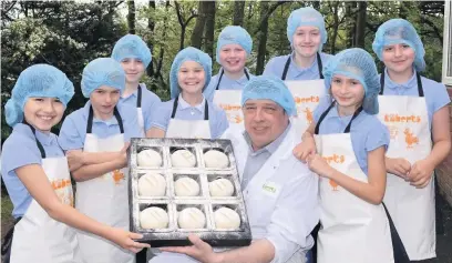  ??  ?? Baker Paul Graves with pupils at Hollinhey Primary