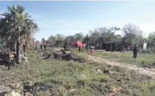  ??  ?? Los supuestos “sintechos” abandonaro­n en forma pacífica los lotes ubicados en la urbanizaci­ón Costa Azul.