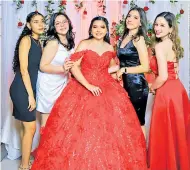  ??  ?? Parte de los invitados que acudieron a la celebració­n en honor a Roxana, quienes llenaron a la quinceañer­a de felicitaci­ones y obsequios por llegar a esa edad tan bonita.