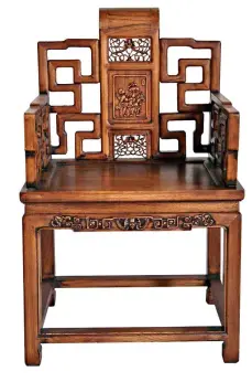  ??  ?? Une chaise de style Beijing : ses formes gracieuses et élégantes reflètent la richesse de la culture impériale.