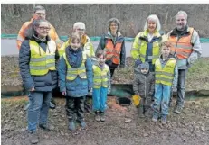  ?? FOTO: TAN ?? Jetzt sind sie wieder unterwegs, die Amphibien-Sammler des NABU Warndt – hier Anfang März nahe des Warndtweih­ers bei Völklingen-Ludweiler.