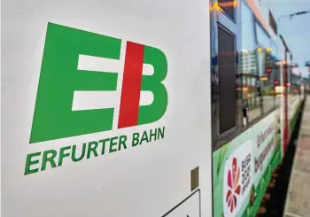  ?? TINO ZIPPEL ?? Wegen Gleisbauar­beiten zwischen Erfurt und Weimar fallen fast alle Züge der Erfurter Bahn auf diesem Streckenab­schnitt aus. Wegen des 9- Euro- Tickets wird es in den Ersatzbuss­en sehr eng.