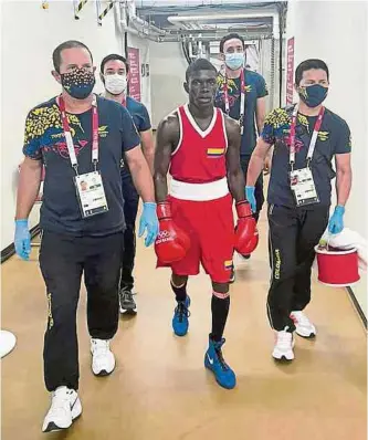  ?? PRENSA FEDEBOXEO ?? Yuberjen va rumbo al ring en la pelea contra Japón. A la izq., Rafael Iznaga, su técnico.