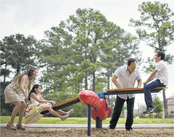  ?? Marie D. De Jesús / Houston Chronicle ?? Perla Soto y su esposo David Medina se divierten junto a sus hijos Paola (izq.) y Diego, de nueve y once años respectiva­mente, en un parque de The Woodlands.