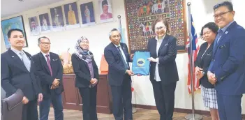  ?? ?? Liew (third right) receiving a book on Sabah Parks from Dr Maklarin. At right is the Ministry’s Permanent Secretary Datuk Sr Mohd Yusrie Abdullah. Next to him is Deputy Permanent Secretary 1 Mary Malangking.