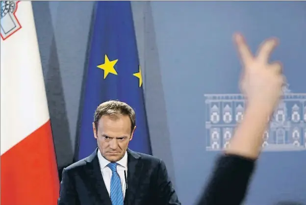  ?? DARRIN ZAMMIT LUPI / REUTERS ?? El president del Consell Europeu, Donald Tusk, responent a les preguntes dels periodiste­s ahir a La Valletta (Malta)