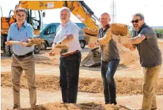  ?? Foto: Julian Würzer ?? Sie haben gut Lachen beim Spatenstic­h: Herkheims Ortssprech­er Michael Stiller, Oberbürger­meister Hermann Faul, Alexander und Karl Frisch.