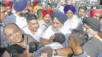  ?? SAMEER SEHGAL/HT ?? Former Punjab deputy CM and SAD president Sukhbir Singh Badal consoling a man who lost his kin in the train tragedy in Amritsar, on Saturday.