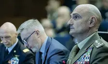  ??  ?? I volti
Da sinistra, il generale di squadra aerea Enzo Vecciarell­i; al centro il ministro della Difesa Lorenzo Guerini; a destra il generale di corpo d’armata Luciano Portolano