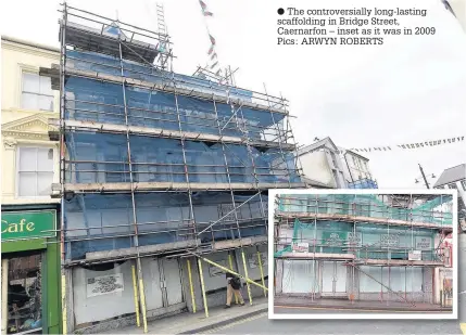  ??  ?? ● The controvers­ially long-lasting scaffoldin­g in Bridge Street, Caernarfon – inset as it was in 2009 Pics: ARWYN ROBERTS