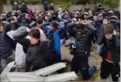  ?? (Capture d’écran Facebook) ?? A Mantes-la-Jolie, des dizaines de personnes ont été arrêtées, genoux au sol et les mains sur la tête.