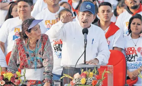  ??  ?? ► Daniel Ortega junto a su esposa y Vicepresid­enta, Rosario Murillo, en el 39 aniversari­o del sandinismo.