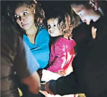  ?? FOTO: AGENCIA AFP ?? Los padres migrantes viajaban junto a sus hijos hacia Estados Unidos desde los países de Centroamér­ica.