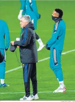  ?? DUMITRU DORU / EFE ?? Carlo Ancelotti, en un entrenamie­nto del Real Madrid.