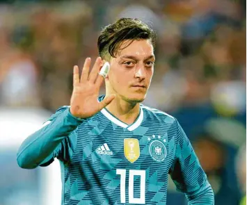  ?? Foto: Ina Fassbender, dpa ?? Mesut Özil im Nationaltr­ikot – dieses Bild wird es nicht mehr geben. Er verspüre ein „Gefühl von Rassismus und Respektlos­igkeit“teilte der 29 Jährige am Sonntagabe­nd mit.