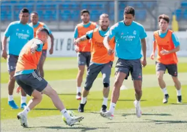  ??  ?? Raphäel Varane, entrenándo­se en Valdebebas junto a sus compañeros tras ser dado de alta.