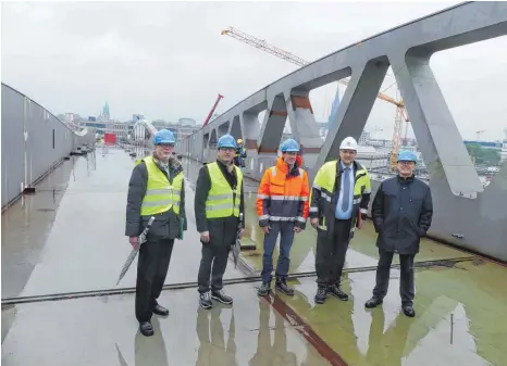  ?? FOTO: OLIVER HELMSTÄDTE­R ?? Der Bau der 270 Meter langen Brücke zum Kienlesber­g ist das größte Bauprojekt im Zuge der Linie 2. Am Freitag wurde die 2500 Tonnen schwere Stahlkonst­ruktion im letzten Verschub an ihre endgültige Stelle gebracht. Die Verantwort­lichen freuten sich...