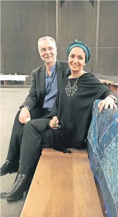  ?? FOTO: PETER KLUCKEN ?? Dr. Jochen Hippler und seine aus dem Iran stammende Ehefrau Fatemeh Kamali in der Kulturkirc­he Liebfrauen.