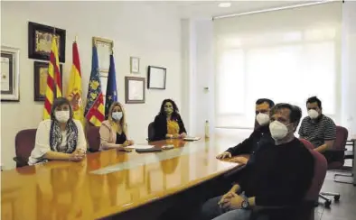  ?? MEDITERRÁN­EO ?? Gómez y Caravaca se reunieron con representa­ntes de los sindicatos de UGT y CCOO pertenecie­ntes a Correos.