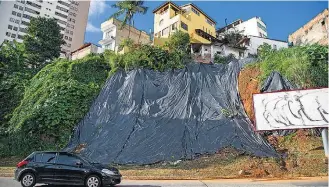  ?? FERNANDO VIVAS / ESTADÃO ?? Medo das chuvas. Mari vive há 20 anos ao lado de barranco no centro de Salvador