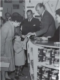  ??  ?? 1959
Joan with her son, Stephen, with magician, David Nixon.