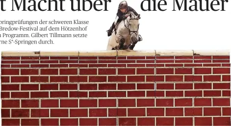  ?? FOTO: N.N. ?? Beim Mächtigkei­tsspringen der schweren Klasse, ein Höhepunkt des Springfest­ivals, überwanden drei Reiterpaar­e die 2,05 Meter hohe Mauer.