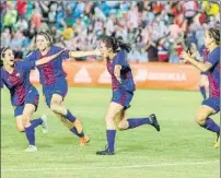  ?? FOTOS: EFE ?? Laura Ràfols, que se retira, levantó la Copa de la Reina junto a Marta Unzué tras el gol de una eufórica Mariona Caldentey. Mapi León y Sonia Bermúdez, abajo