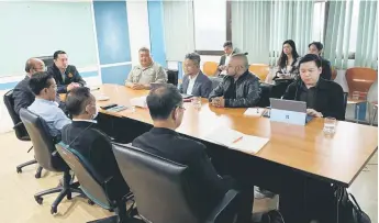  ?? ?? Moses (right) and Ashweein (second right) at the meeting chaired by Rachata.