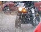  ?? FOTO: KAY NIETFELD/ DPA-TMN ?? Ein starkes Gewitter macht das Fahren unsicher. Motorradfa­hrer sollten ihre Maschine abstellen und einen Unterstand suchen.