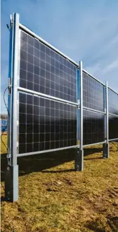  ??  ?? Senkrecht stehende Solarmodul­e werden derzeit in Gersthofen erprobt.