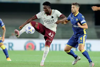  ??  ?? Il caso Amadou Diawara controlla il pallone durante la partita tra Hellas e Roma, marcato da Miguel Veloso