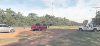  ??  ?? Efectivos policiales realizan un estricto control policial de circulació­n de personas en la ciudad de San Roque González, que volvió a la Fase 0 de la cuarentena.