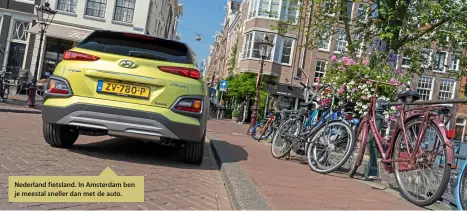  ??  ?? Nederland fietsland. In Amsterdam ben je meestal sneller dan met de auto.