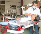  ?? ?? 4 Atención. Don Rolando atiende a sus clientes con educación. Ataviado con camisa manga larga, pantalón de vestir, corbata y sobre estos una guayabera .