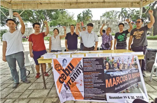  ?? (SUN.STAR FOTO/AMPER CAMPAñA) ?? ANTI-MARCOS PROTEST. Anti-Marcos dictatorsh­ip leaders from the different groups represente­d by Dennis Derige (right) of Partido Manggagawa Nagkaisa-Sentro, Victor Sumampong Jr. (second from right) of Sanlakas-Youth, Jack Islet (third from right) of...