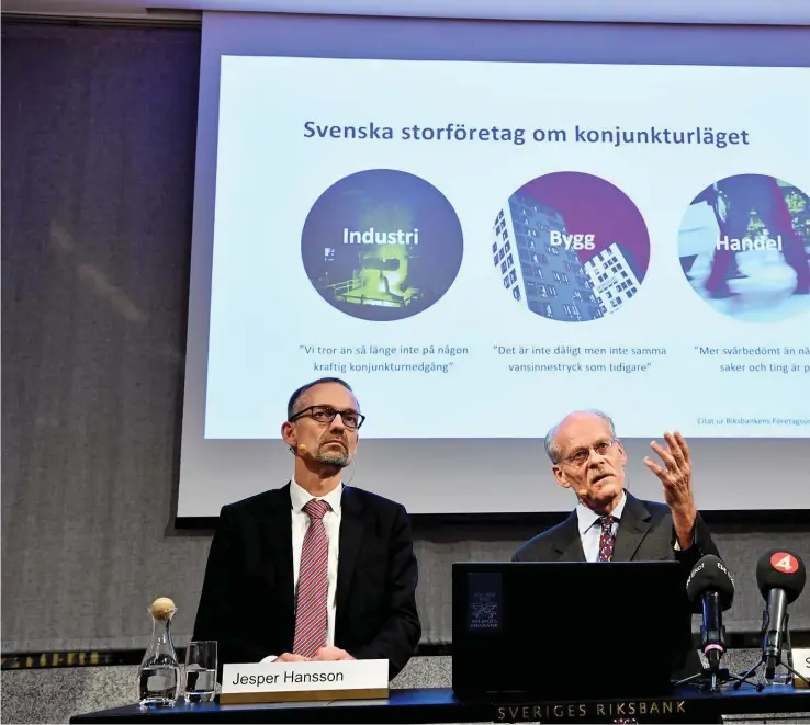  ??  ?? Jesper Hansson, chef för avdelninge­n för penningpol­itik, och Riksbanksc­hef Stefan Ingves presentera­de Riksbanken­s räntebeske­d den 19 december. Riksbanken lämnade minusränta­n efter nästan fem år och höjde med 0,25 procentenh­eter till noll procent.