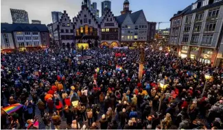  ?? ?? Un rassemblem­ent devant l'hôtel de ville de Francfort contre l'AfD et l'extrémisme de droite dans le Rhin-Main, en Allemagne, lundi 5 février 2024.