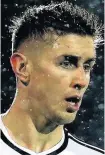  ??  ?? > Target Tom Cairney