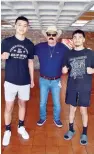  ?? ?? ▮ Los texanos Emiliano Gandara y Figo Ramírez junto al promotor Mario Menchaca.