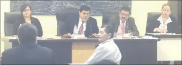  ??  ?? Alejandro Almada, durante su declaració­n testifical ante los jueces Janine Ríos, Ramón Trinidad Zelaya, Benito González y Sofía Giménez.