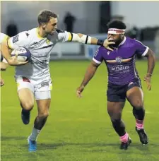  ?? Photo MaxPPP ?? Premier match, premier essai pour Harry Glover. Les Audois enfoncent un peu plus les Angoumoisi­ns dans les bas-fonds du classement.