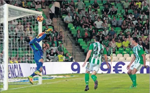  ??  ?? EL PARADÓN. Diego López sacó una mano milagrosa para detener el remate de Pezzella cuando el Villamarín cantaba el 1-1, en el 94.’