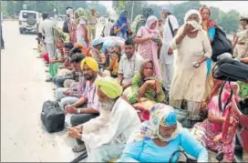  ?? SANJEEV KUMAR/HT ?? Followers of Dera Sacha Sauda, who returned from Panchkula after Friday’s violence, wait for a bus to head back to their villages in Bathinda on Saturday.