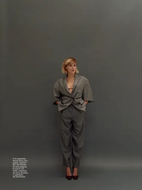  ??  ?? A la izquierda, Marta lleva chaqueta y pantalón, de Chanel. En esta página, la actriz con traje y zapatos, de Acne Studios; y sujetador, de Intimissim­i.