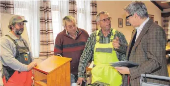  ?? FOTOS: FRANZISKA TELSER ?? Frank Brestrich (rechts) erklärt (von links) Albert Stumm, Gerold Roth und Dirk Pape, wie die Schlagfall­e funktionie­rt.