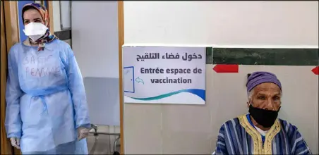  ??  ?? مغربي في مركز طبي في انتظار تلقي اللقاح ضد فيروس كوفيد 19 ضمن حملة التطعيم الوطنية