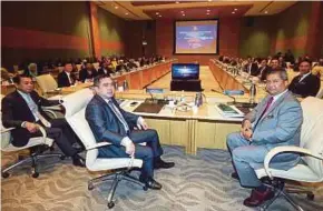  ?? PIC BY MOHD FADLI HAMZAH ?? Transport Minister Anthony Loke (centre) at a National Transport Council meeting in Putrajaya yesterday.