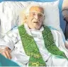  ?? FOTO: AFP ?? Vom Krankenbet­t aus hielt Ernesto Cardenal am Sonntag seine erste Messe seit 34 Jahren.