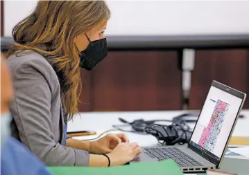  ?? LUIS SÁNCHEZ SATURNO/THE NEW MEXICAN ?? Brittany Poss, director of data and analytics with Research & Polling Inc., works on a state redistrict­ing map Wednesday at the Capitol. Lawmakers can bring maps to Poss and her colleagues to review, check data and draw up on a computer.